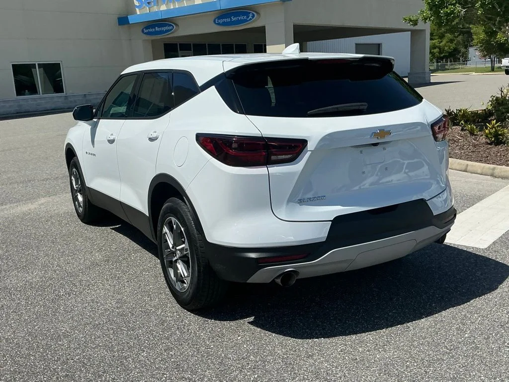 Used 2025 White Chevrolet LT image 5