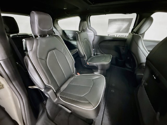 New 2027 Bright White Clear-Coat Paint Chrysler Limited image 29