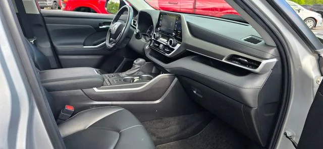 Used 2022 Silver Toyota XLE image 37