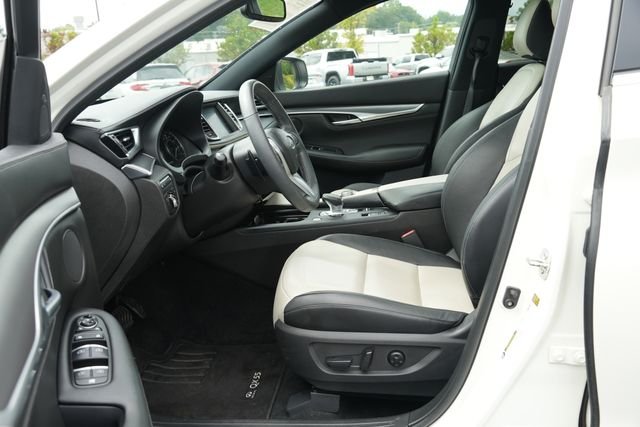 Used 2023 White INFINITI LUXE image 23