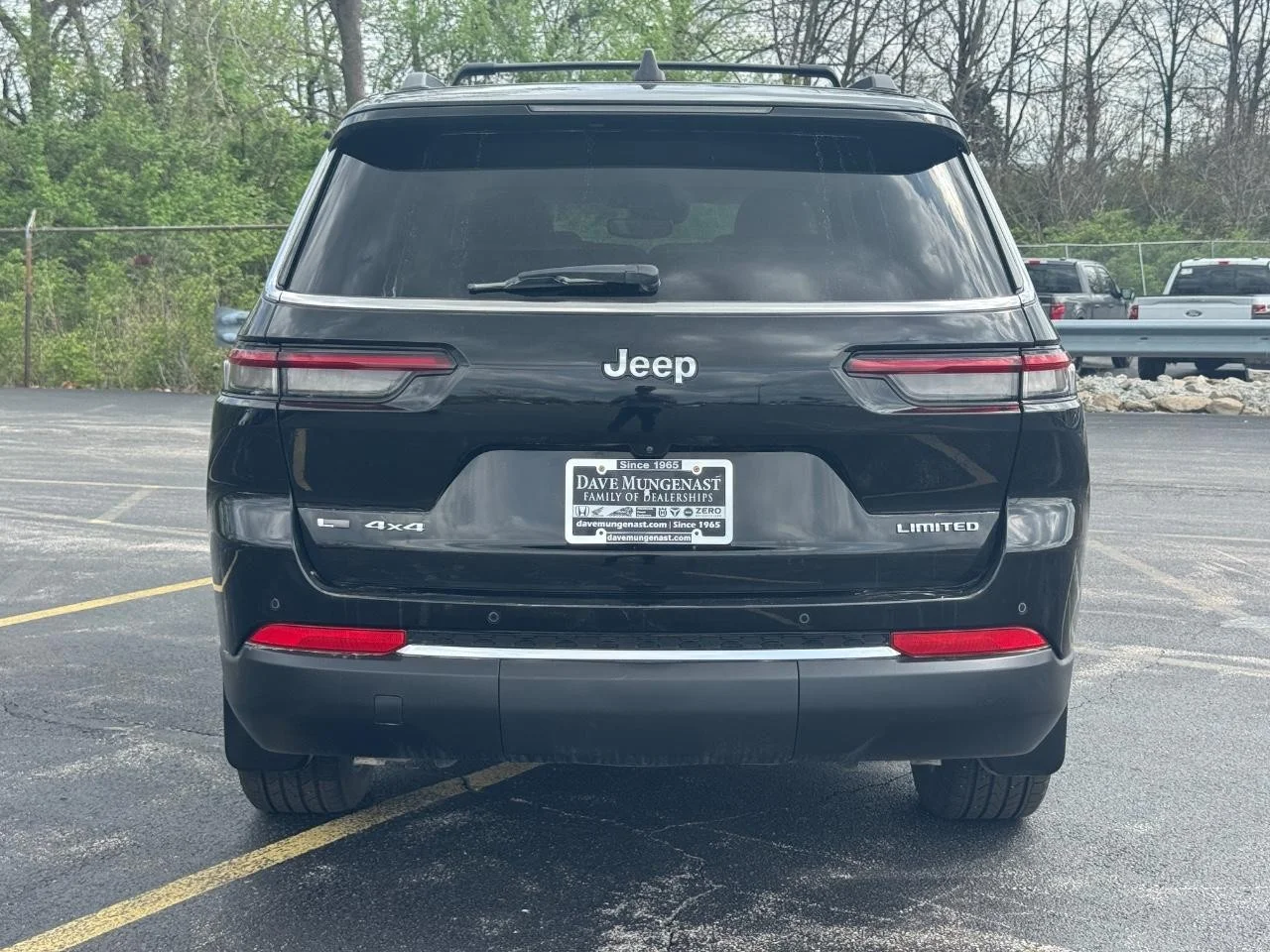 Used 2022 Diamond Black Crystal Pearl Coat Jeep Limited image 4