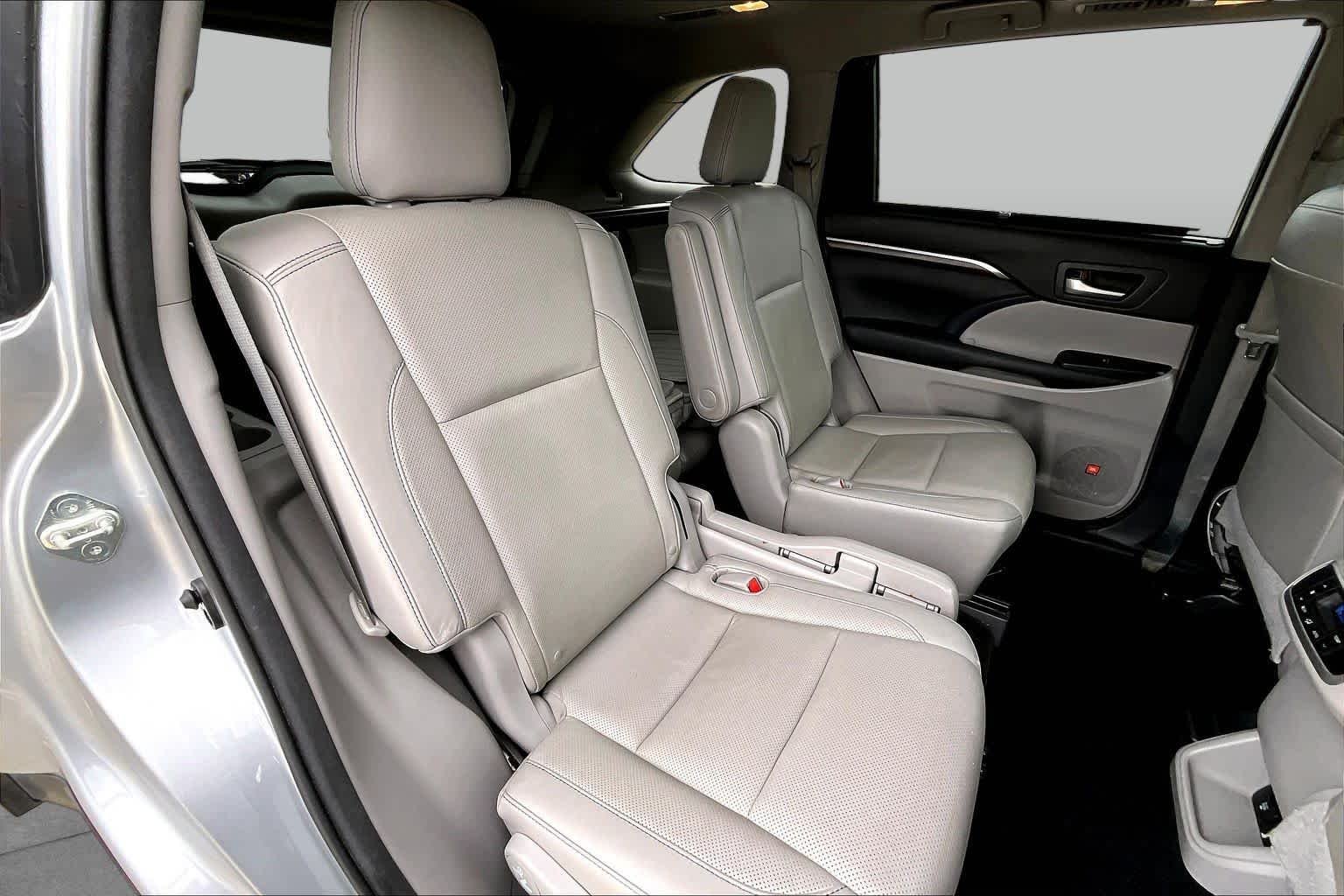Used 2015 Silver Sky Metallic Toyota Limited image 19