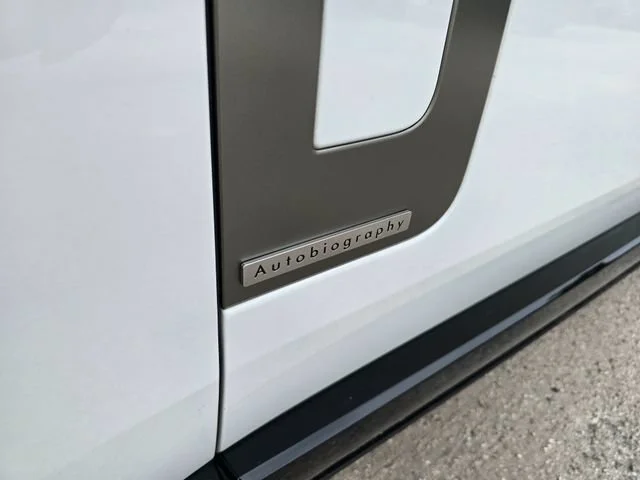 Used 2025 Ostuni Pearl Wht Prem Met Land Rover Autobiography image 12