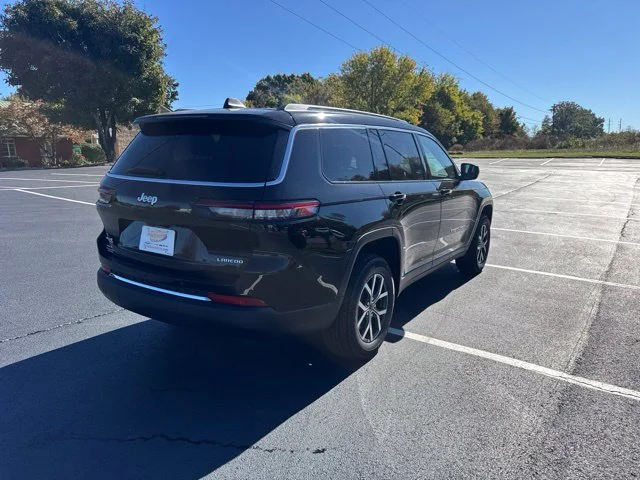 New 2027 High-Gloss Black Paint Jeep Laredo X image 7