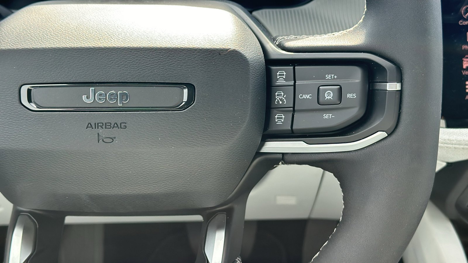 New 2026 Bright White Clear-Coat Exterior Paint Jeep Laredo image 20