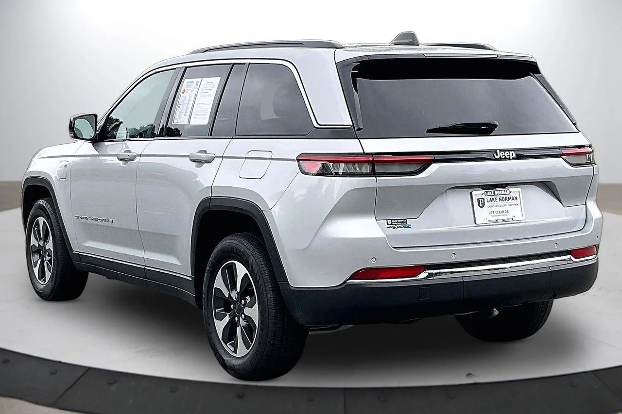 Used 2024 Silver Jeep 4xe image 7