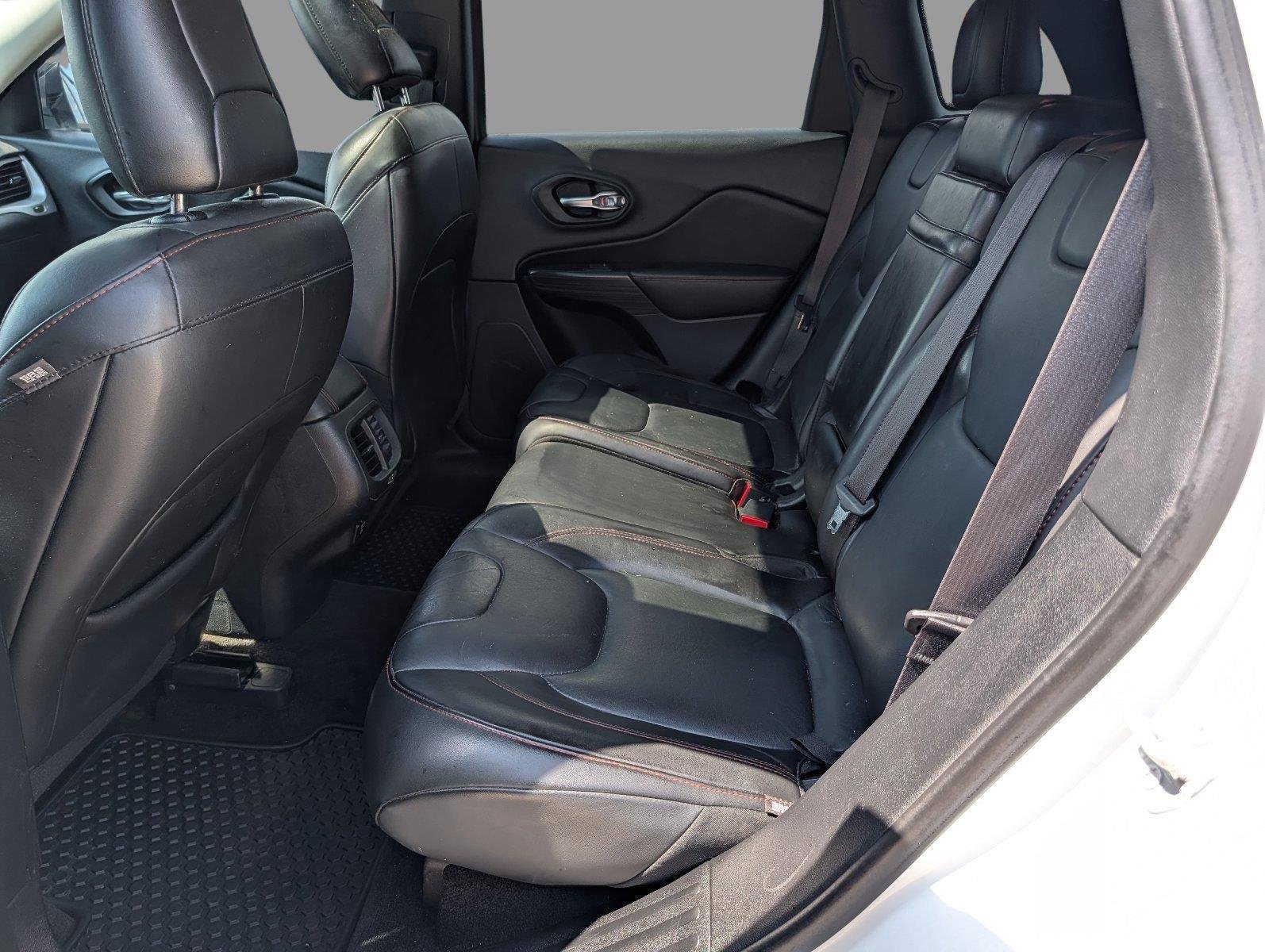 Used 2015 Bright White Clearcoat Jeep Trailhawk image 31