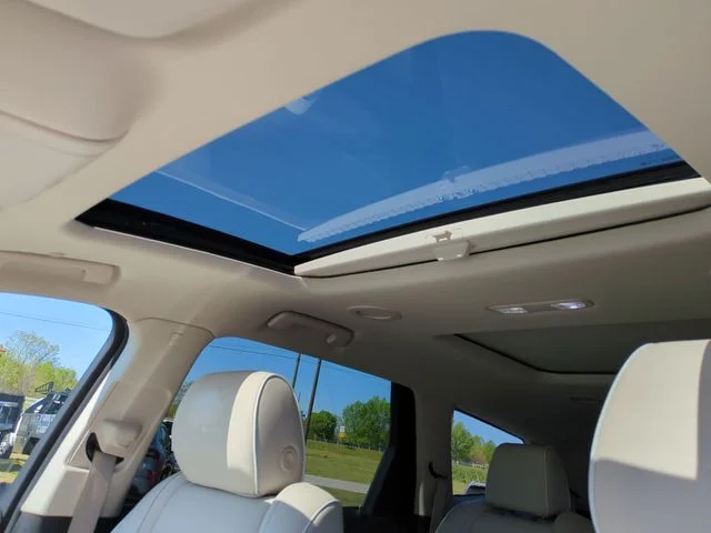 Used 2023 White Buick Avenir image 22