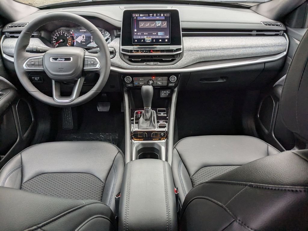 Used 2026 Diamond Black Crystal Pearlcoat Jeep Latitude image 14