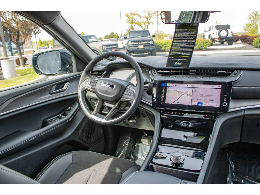 New 2026 SILVER ZYNITH Jeep Laredo Altitude image 25