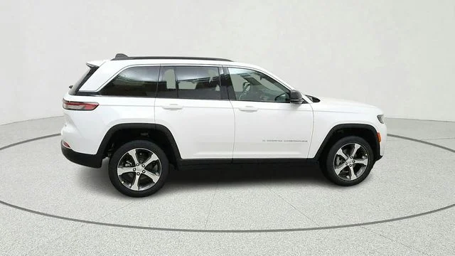 New 2026 Bright White Clear-Coat Exterior Paint Jeep Limited image 10