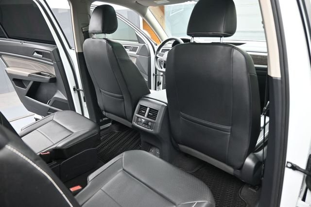 Used 2022 White Volkswagen 3.6L V6 SE w/Technology image 29