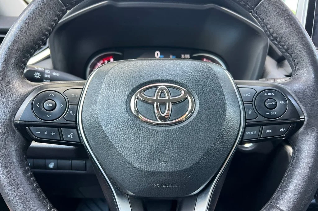 Used 2025 White Toyota XLE image 27