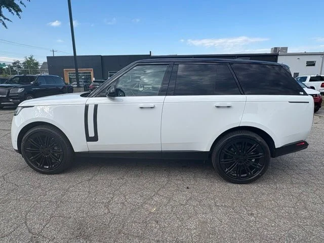 New 2026 Fuji White Land Rover SE image 5