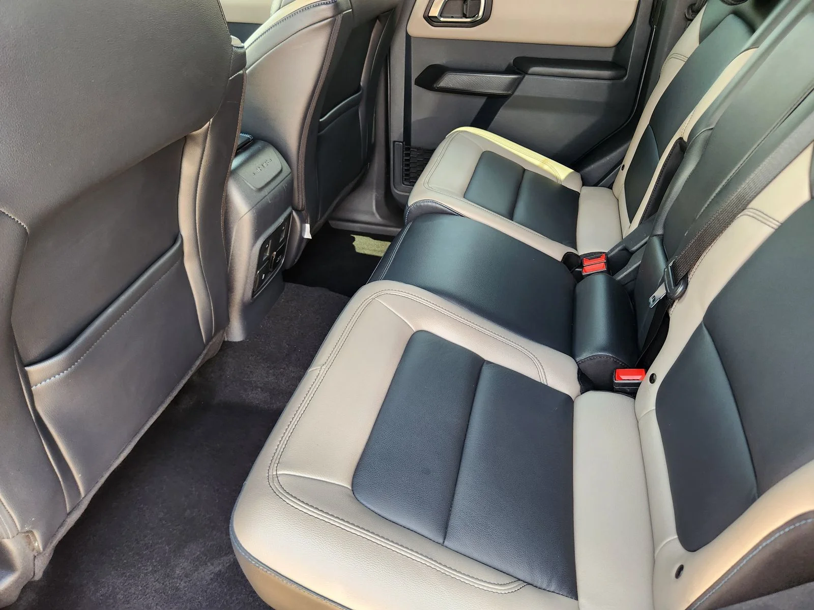 Used 2024 Gray Ford Wildtrak image 30
