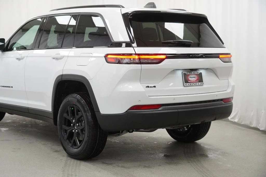 New 2026 Bright White Clear-Coat Exterior Paint Jeep Laredo Altitude image 12