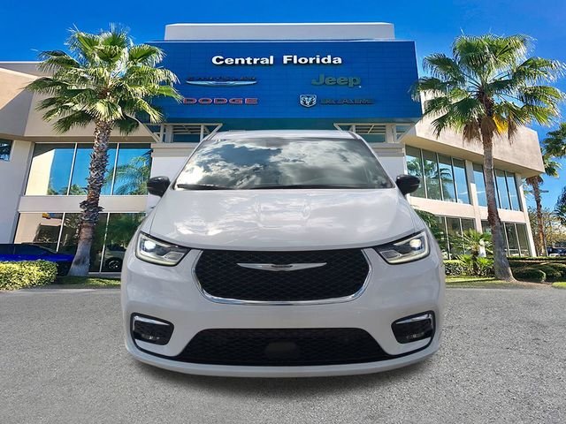 New 2026 Bright White Clear-Coat Exterior Paint Chrysler Select image 3