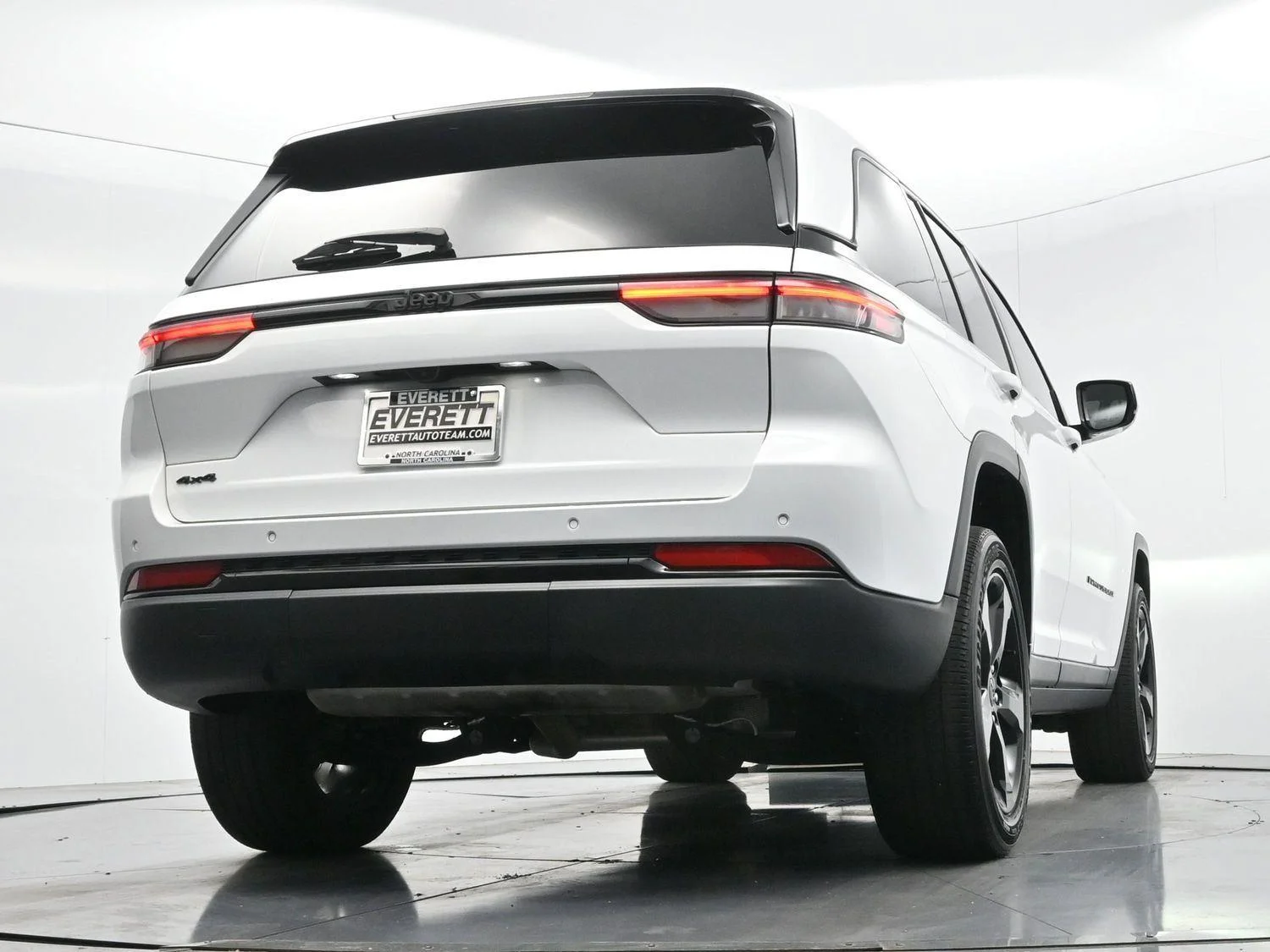 Used 2023 White Jeep Altitude image 44