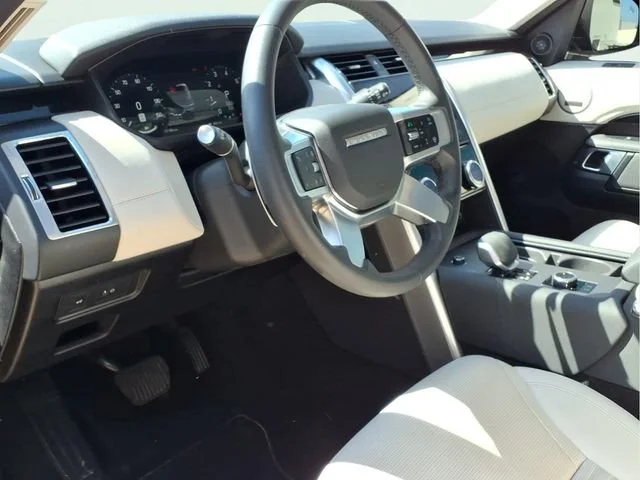 Used 2025  Land Rover S image 8
