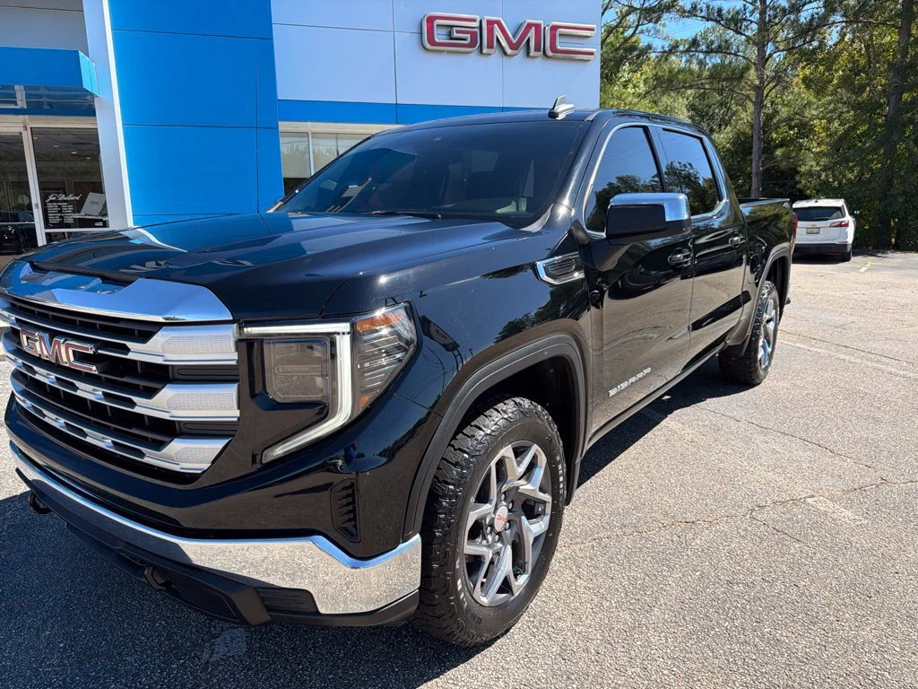 Used 2022 ONYX BLACK GMC SLE image 1