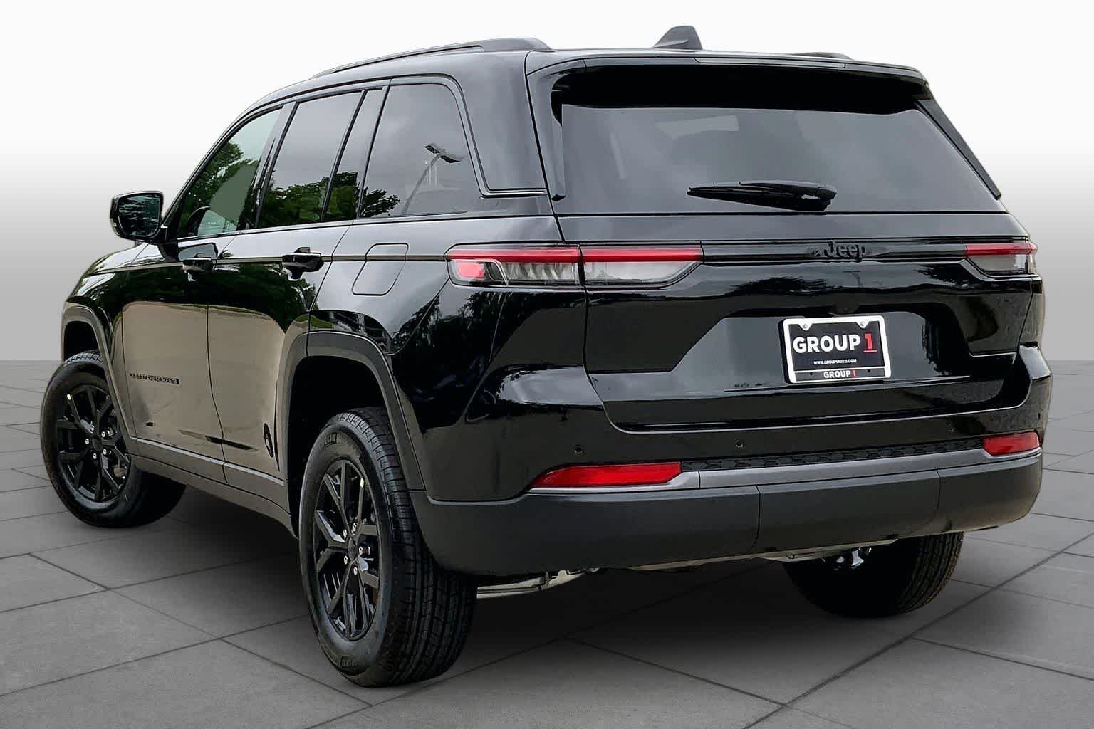 New 2026 Diamond Black Crystal Pearlcoat Jeep Laredo Altitude image 12