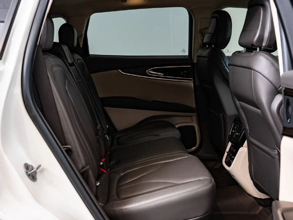 Used 2020 Pristine White Lincoln Reserve image 45