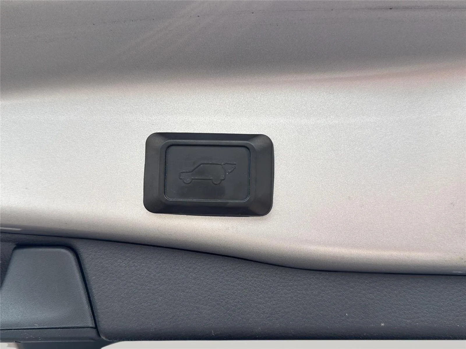 Used 2019 Silver Sky Metallic Toyota XLE Premium image 24