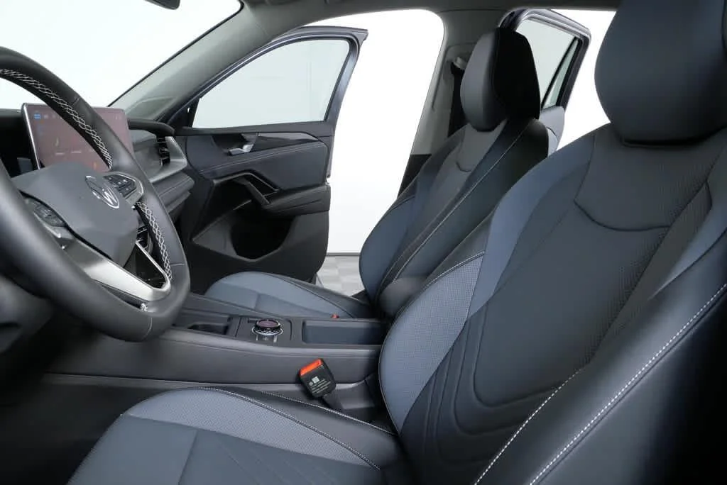 New 2026 Platinum Gray Metallic Volkswagen SE image 5