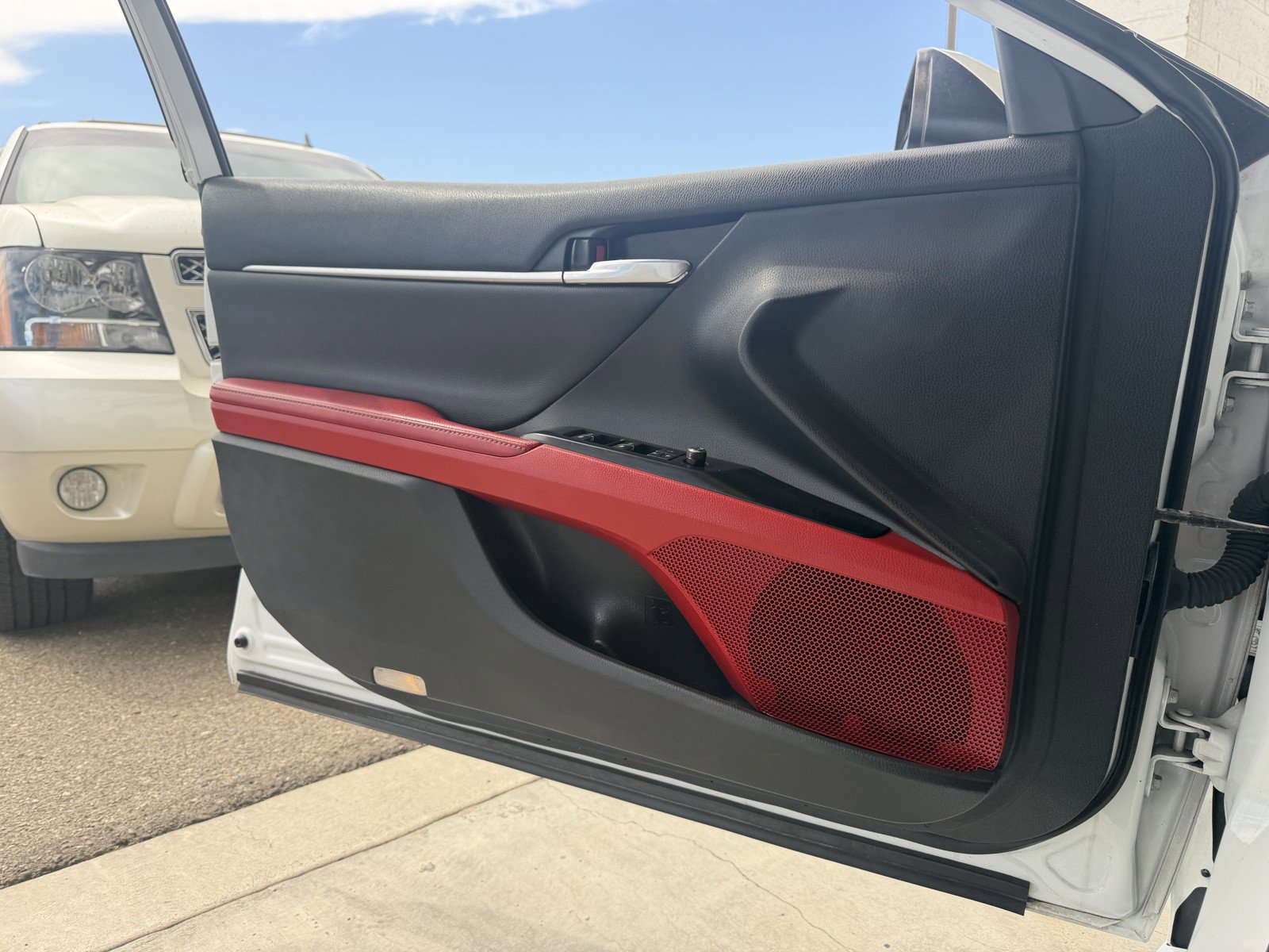 Used 2019 Wind Chill Pearl Toyota XSE V6 image 18