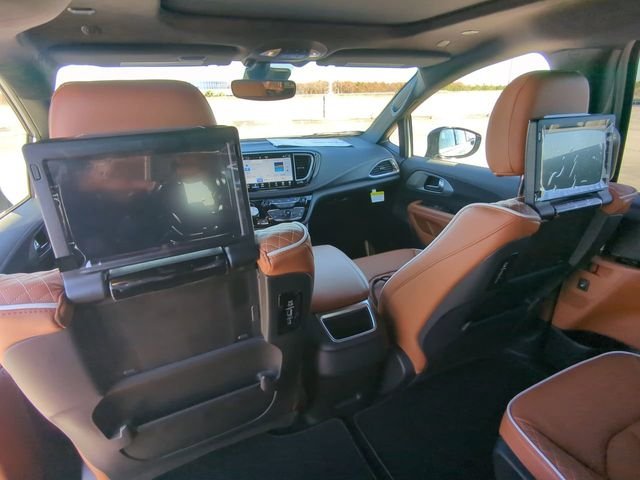 New 2026 Bright White Clear-Coat Exterior Paint Chrysler Pinnacle image 19