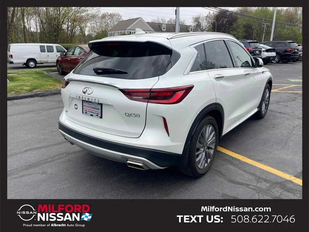 Used 2023 White INFINITI LUXE image 5