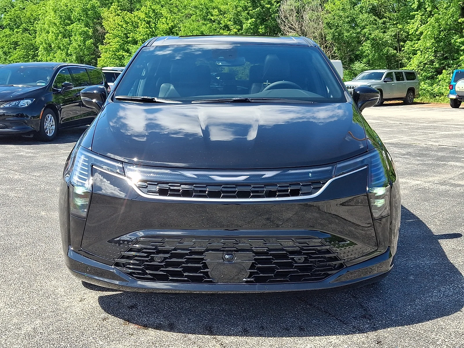 New 2027 Diamond Black Crystal Pearl-Coat Exterior Paint Chrysler Select image 3