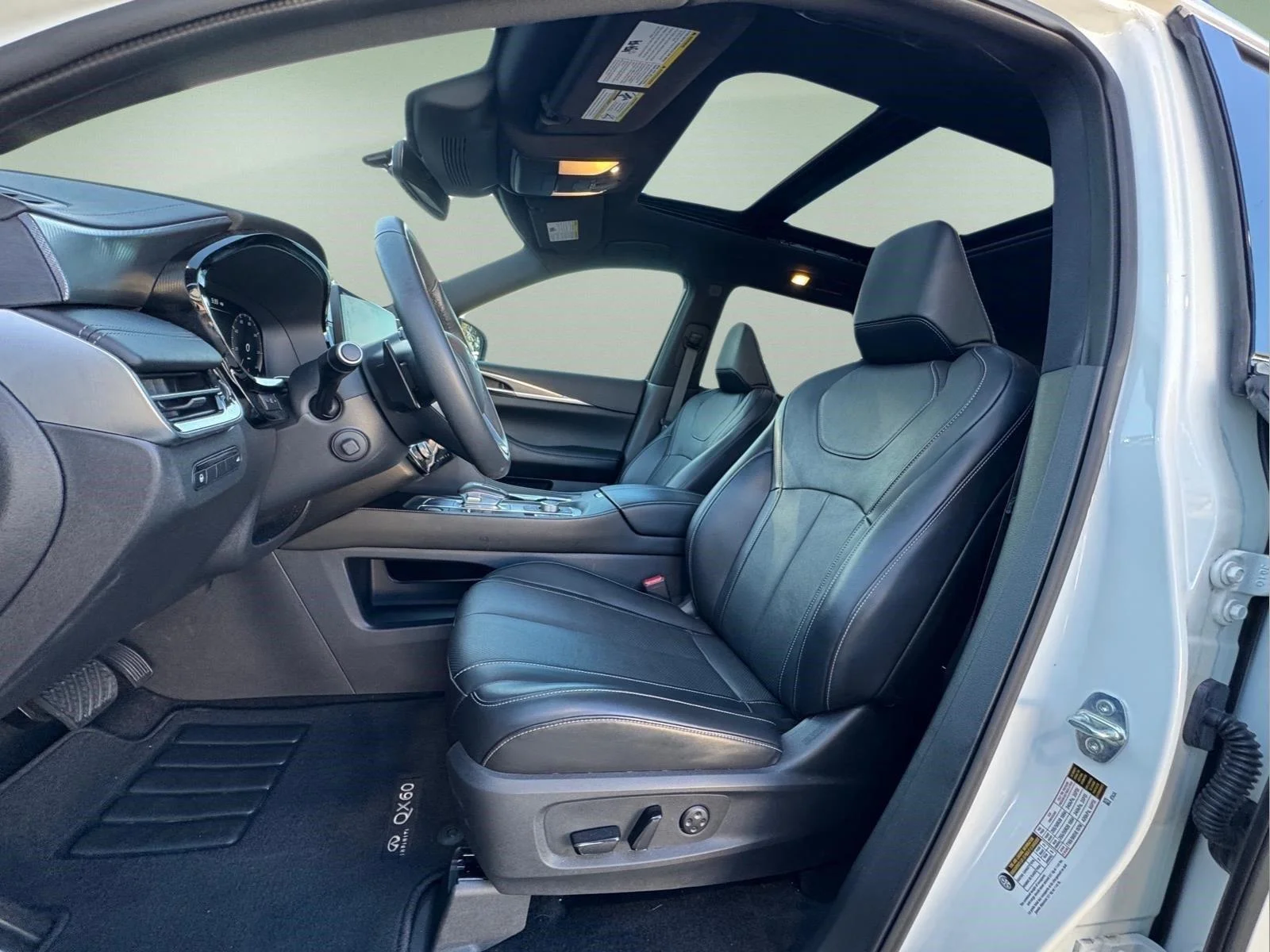 Used 2025 Majestic White INFINITI LUXE image 21