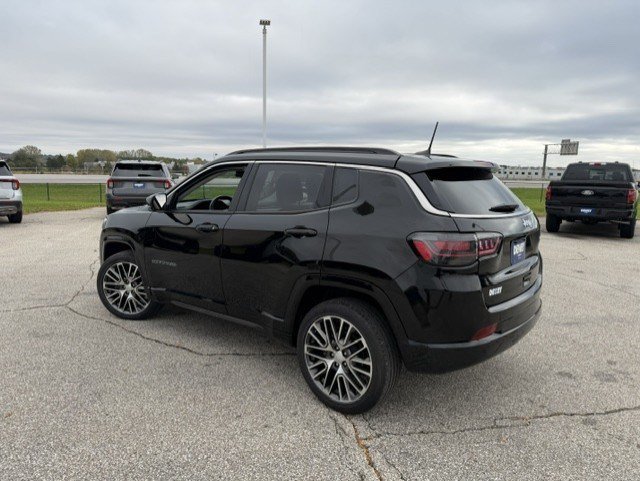Certified Used 2022 Diamond Black Jeep Limited image 5