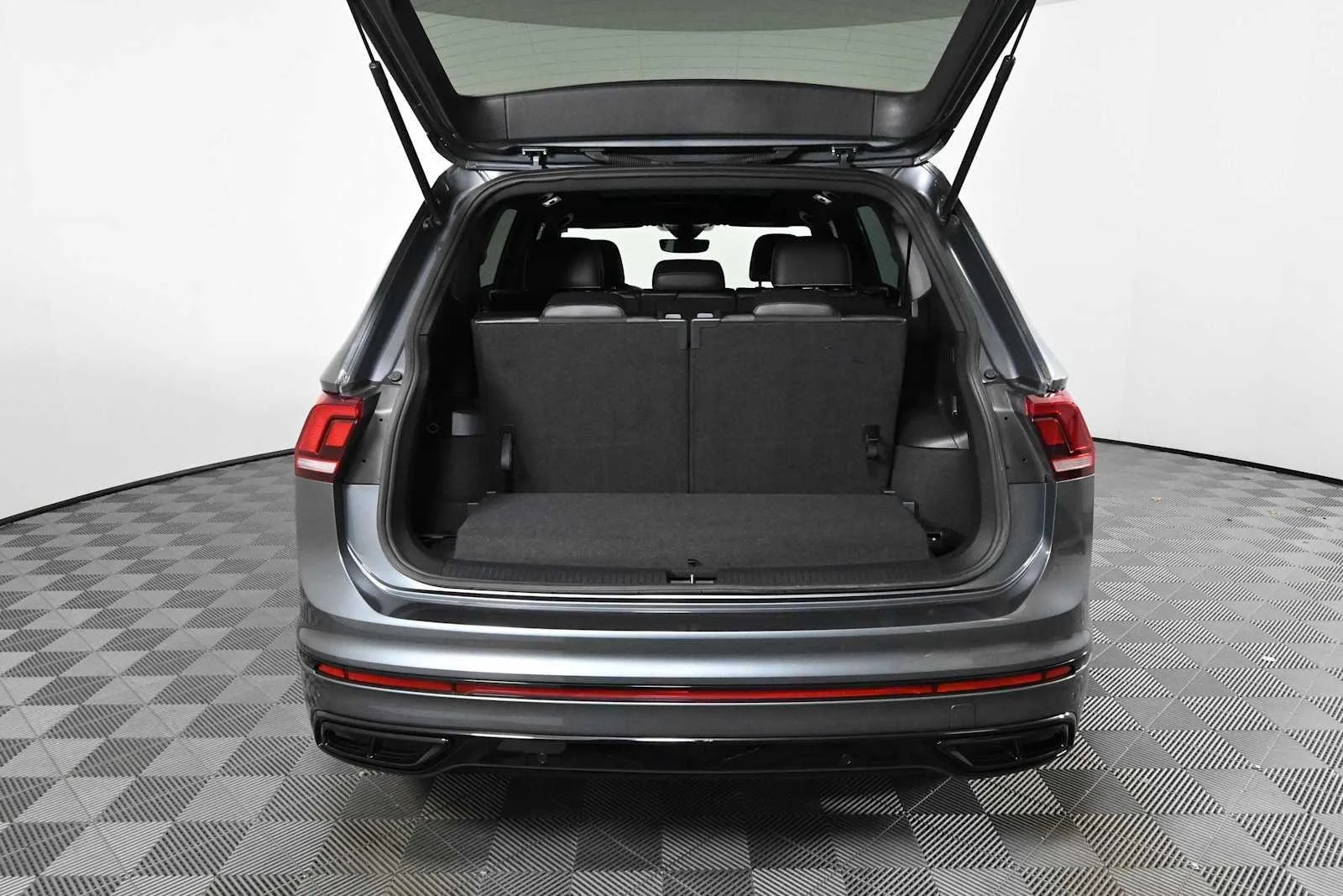 Certified Used 2023  VOLKSWAGEN SE image 6