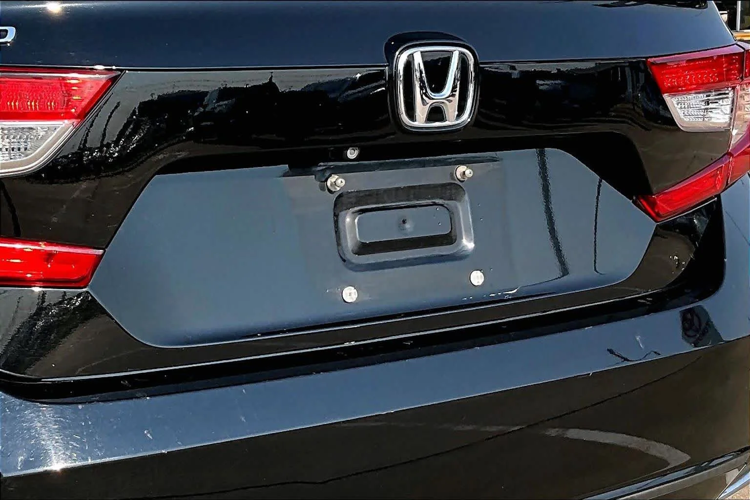 Used 2018 Crystal Black Pearl Honda EX-L 1.5T image 29