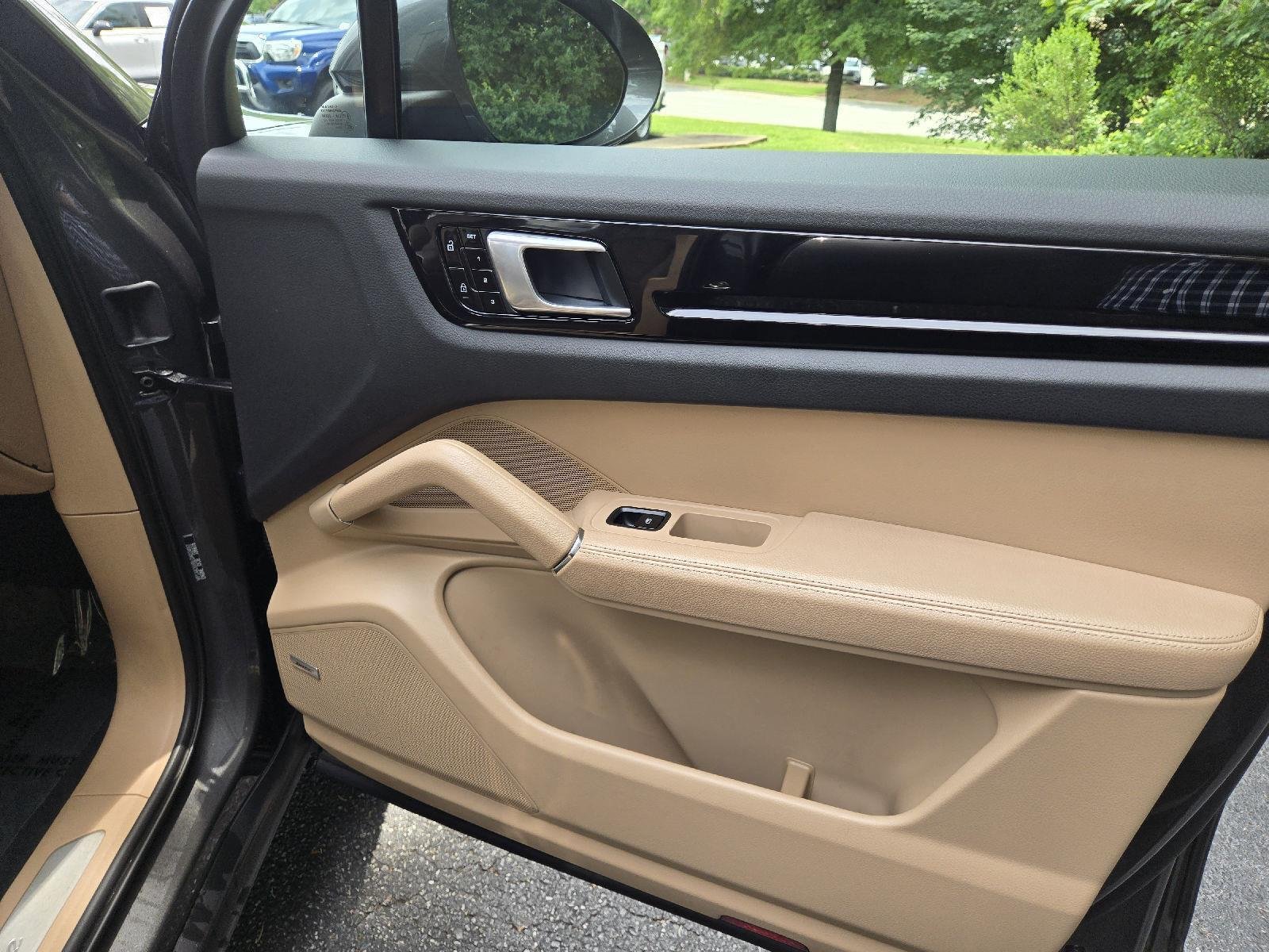 Used 2020  Porsche Base image 11