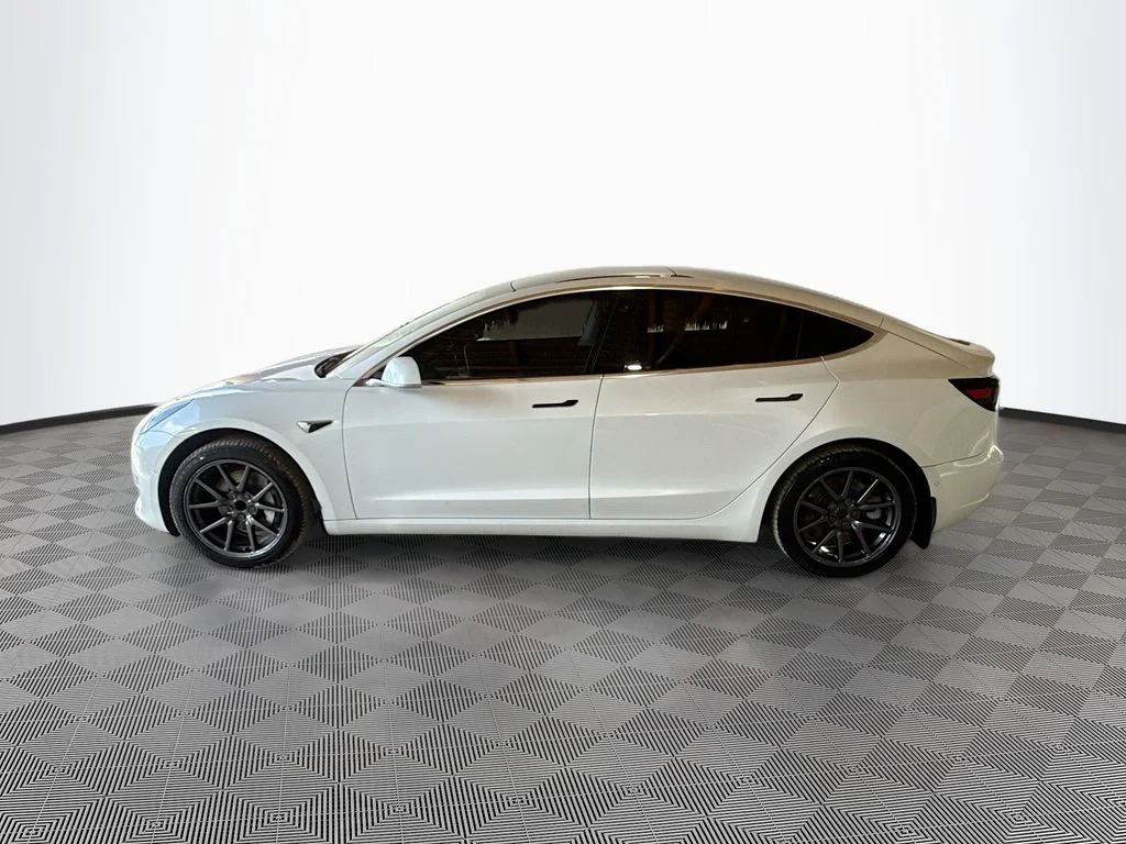 Used 2019  Tesla Standard Range Plus image 9