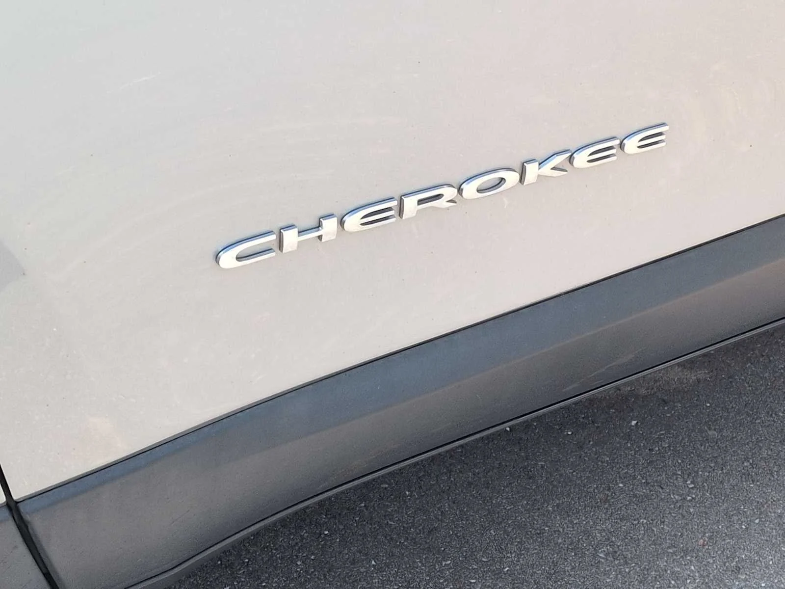 Used 2016 Billet Silver Metallic Clearcoat Jeep Latitude image 13