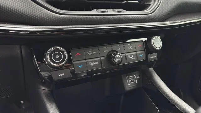 Used 2023  Jeep Altitude image 29