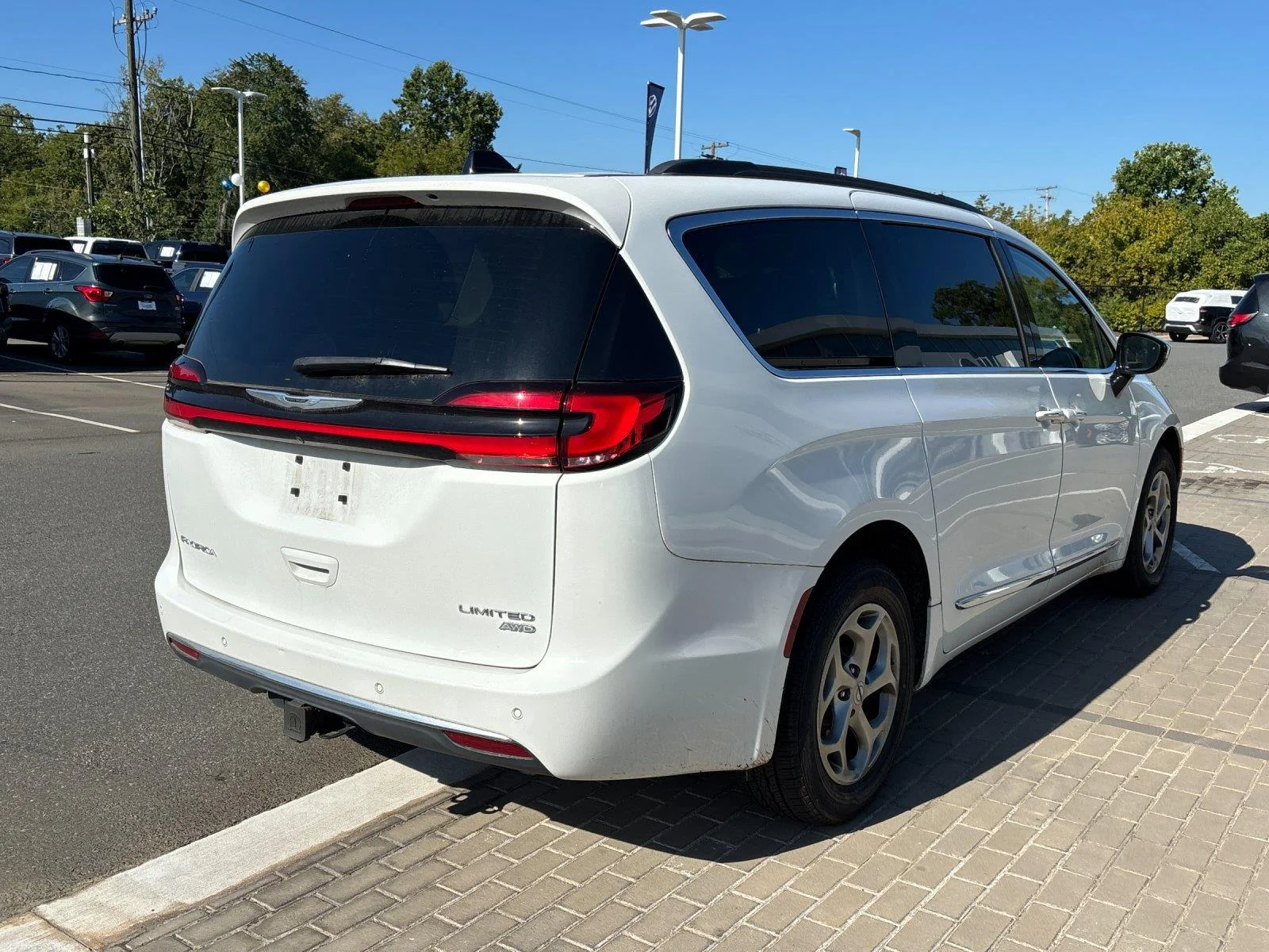 Used 2023  Chrysler Limited image 5