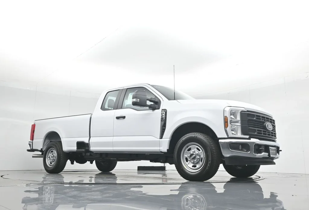New 2026 Oxford White Ford XL image 3