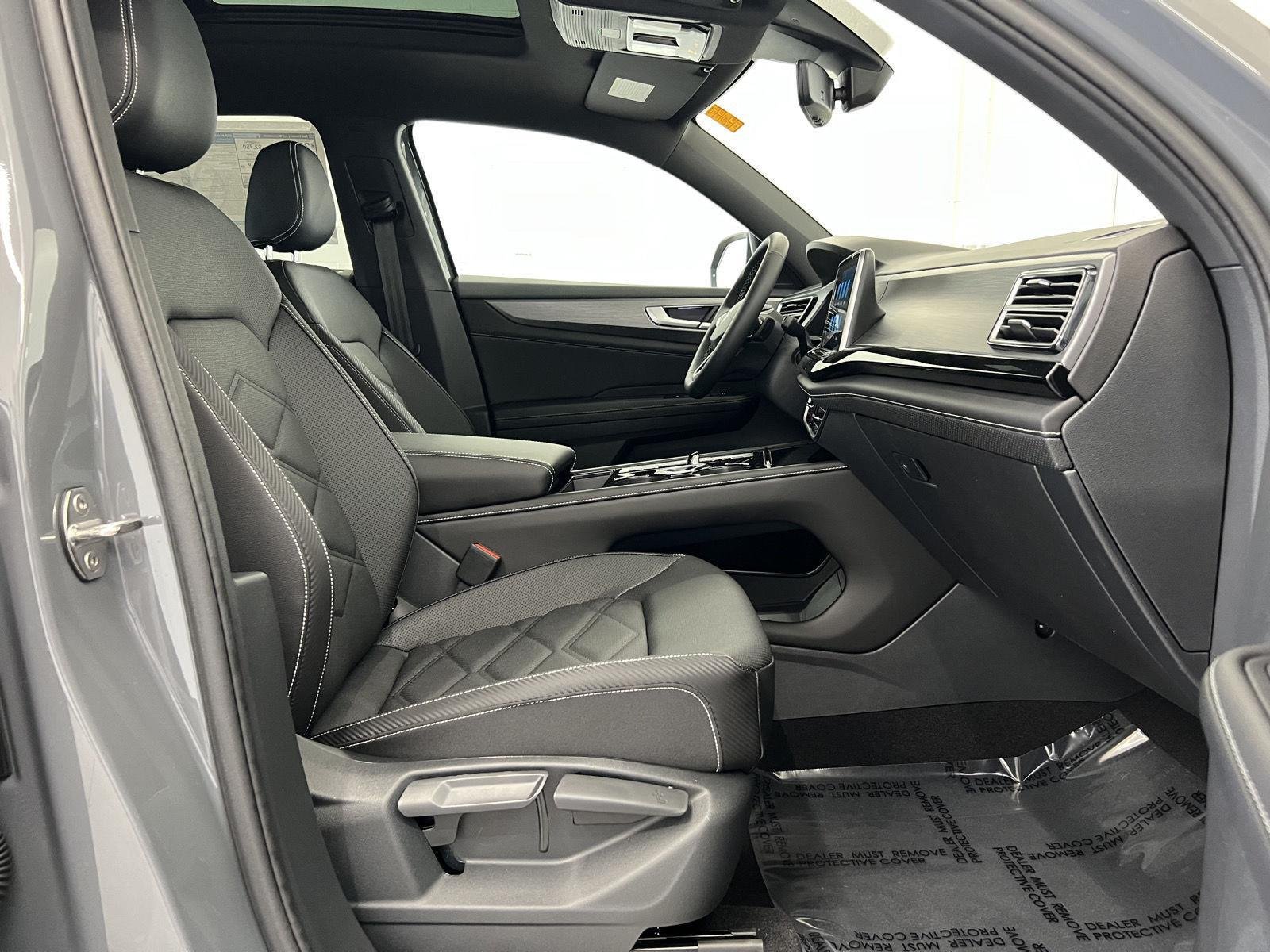 New 2026 pure gray Volkswagen 2.0T SE w/Technology image 28