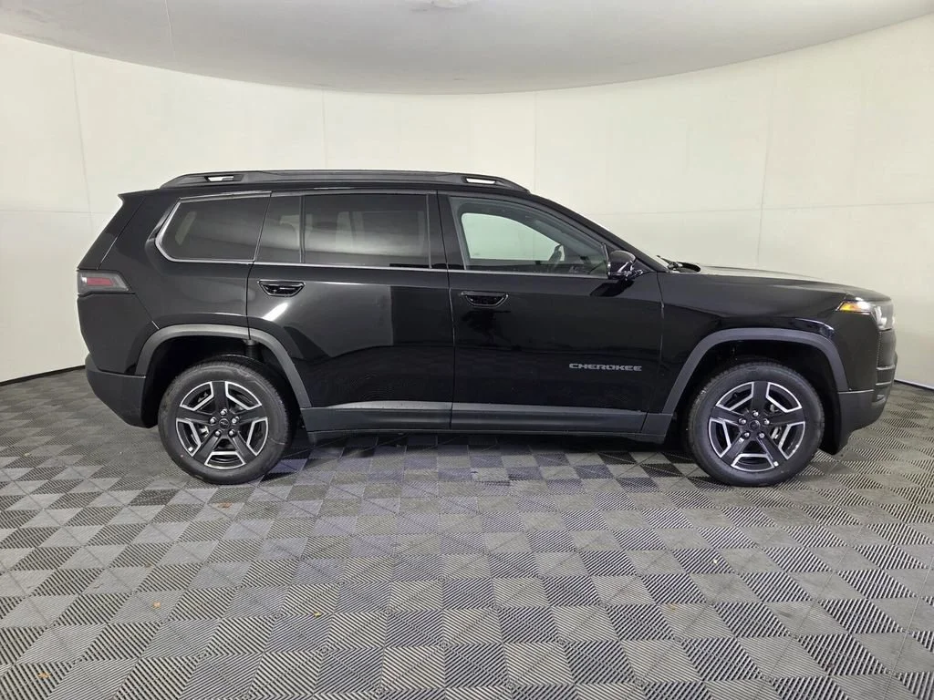 New 2026 Diamond Black Crystal Pearl-Coat Exterior Paint Jeep Limited image 5
