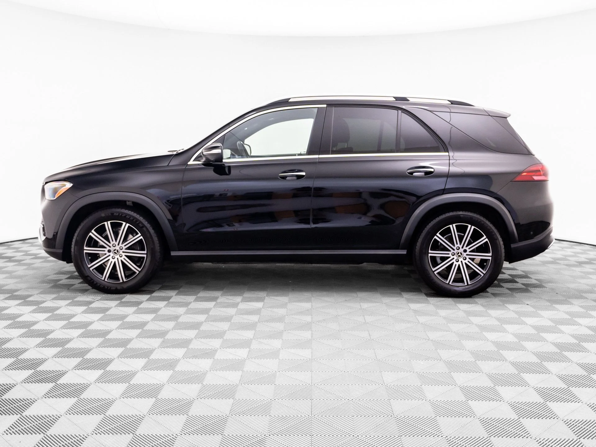 Used 2024 Black Mercedes-Benz GLE 350 image 2