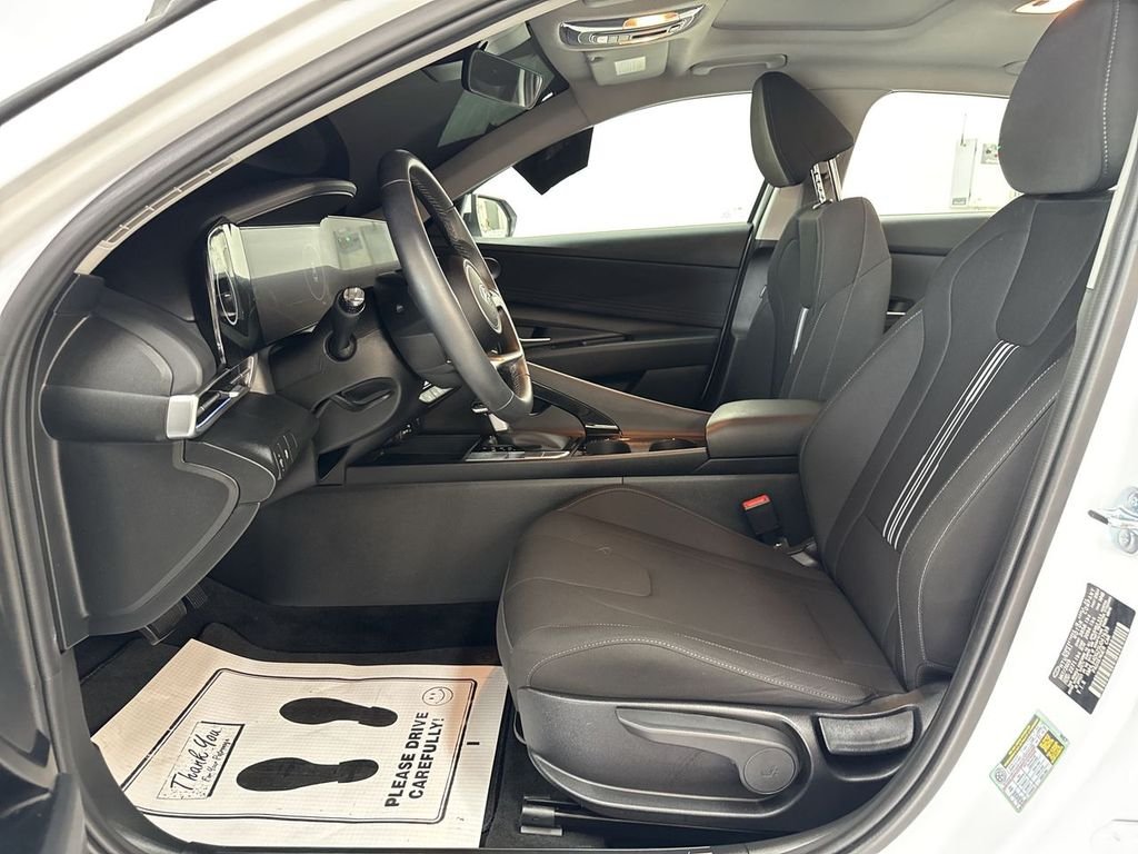 Used 2025 White Hyundai SEL Convenience image 12