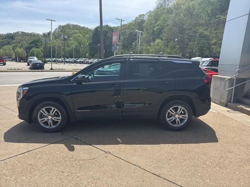 Used 2022 Black GMC SLE image 4