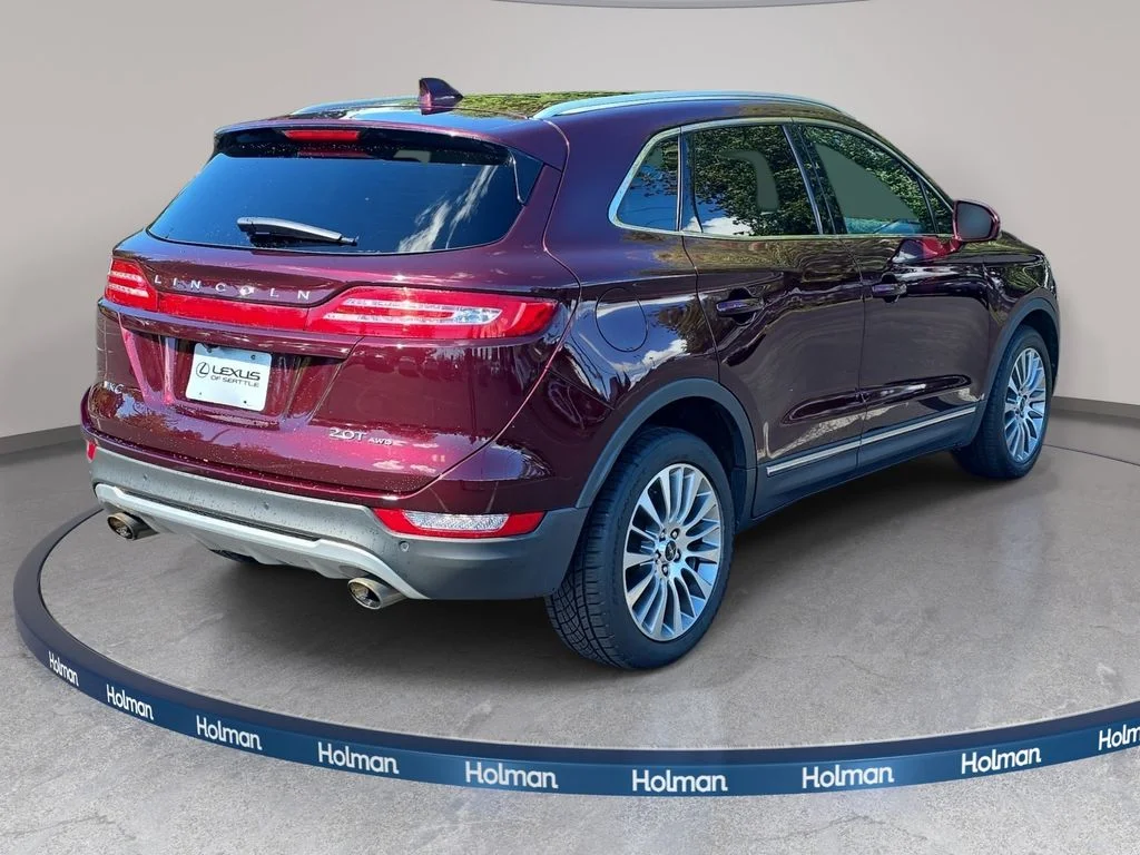 Used 2017 Red Lincoln Reserve image 5