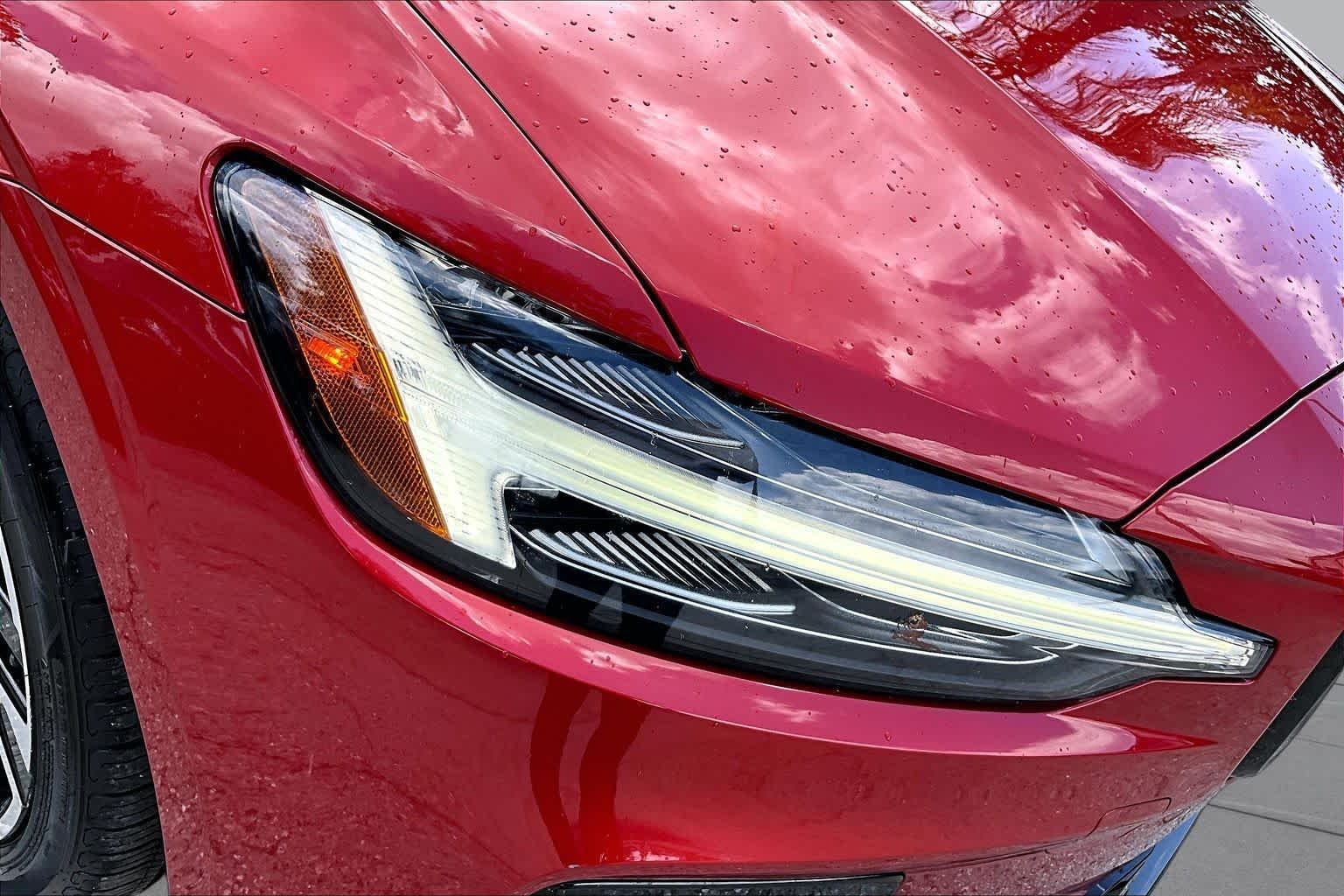 Used 2023  Volvo Core Dark Theme image 28