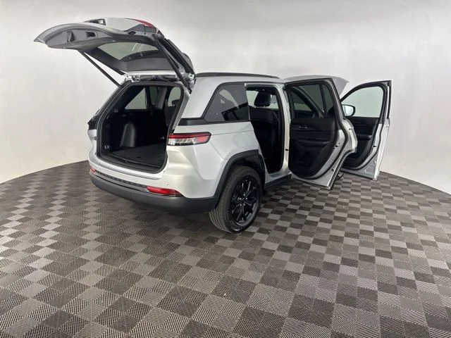Used 2025 Silver Jeep Altitude image 17